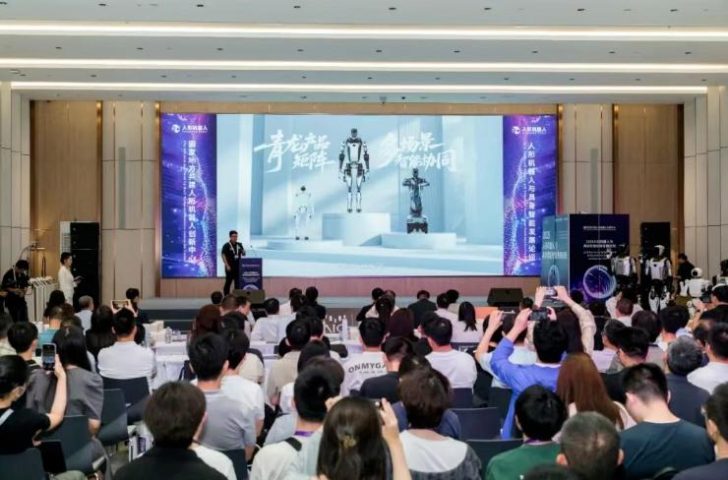 HCFA KẾT HỢP VỚI ĐẠI HỌC CÔNG NGHỆ CHIẾT GIANG VÀ SHANGHAI HUMANOID RA MẮT ROBOT QINGLONG LITE 