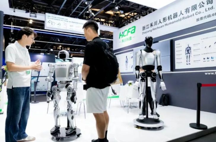 HCFA KẾT HỢP VỚI ĐẠI HỌC CÔNG NGHỆ CHIẾT GIANG VÀ SHANGHAI HUMANOID RA MẮT ROBOT QINGLONG LITE 