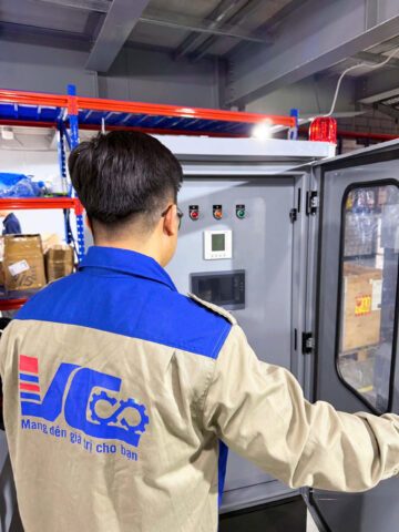 Nên dùng HMI tích hợp PLC hay HMI rời? 